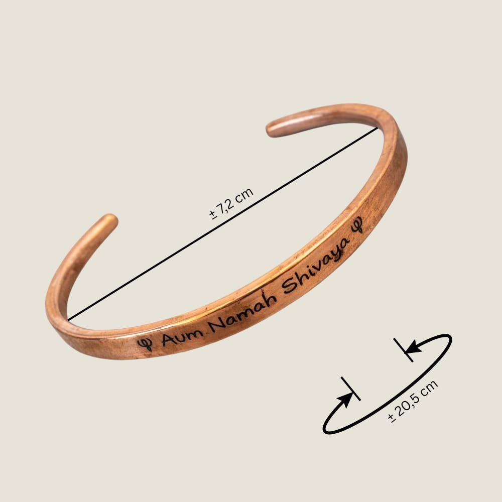 Brazalete rígido de cobre, liso y pulido, con Aum Namah Shivaya
