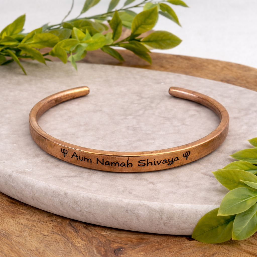 Brazalete rígido de cobre, liso y pulido, con Aum Namah Shivaya