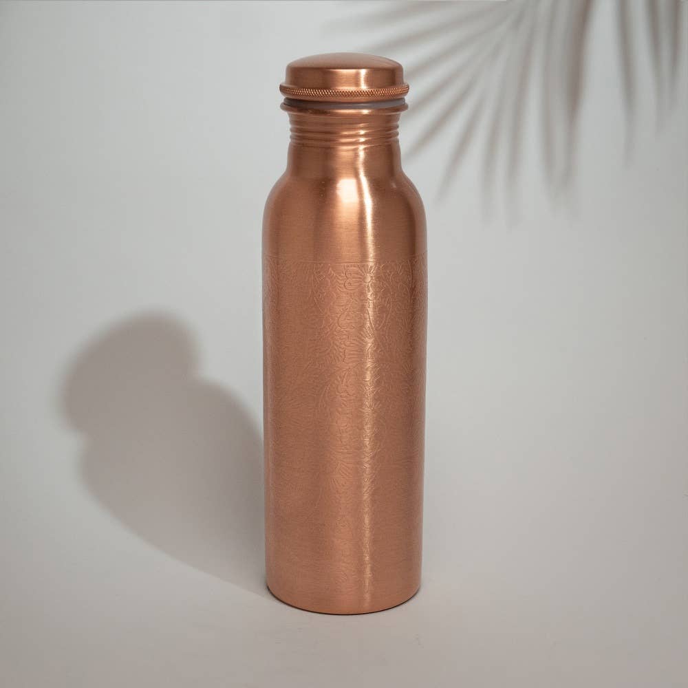 Botella de agua de cobre puro con patrón grabado mate ± 750 ml (pesada)