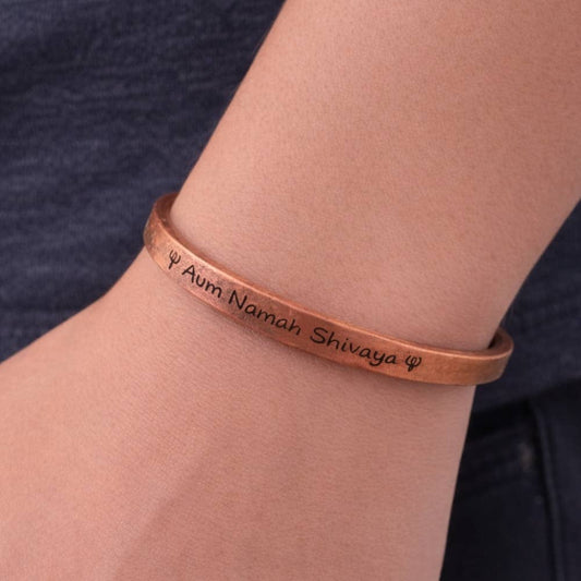 Brazalete rígido de cobre, liso y pulido, con Aum Namah Shivaya
