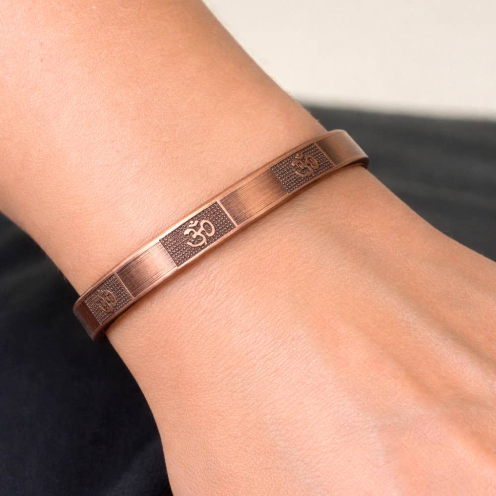 Pulsera de cobre con símbolos Ohm